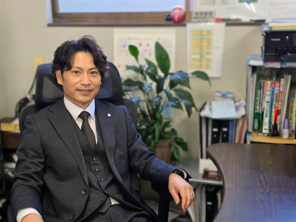 寺西勇喜税理士が事務所で相談対応をする様子